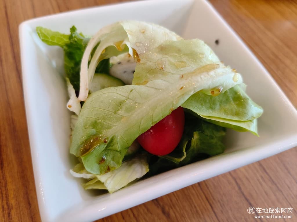 TiMAMA Deli Cafe Cafe菜單 Cafe價格 內湖區美食 內湖美食 內科美食 義式料理 另一個特色是對在地小農的支持，沙拉用的酪梨，來自小提媽媽台南娘家種植的有機酪梨，水煮蛋，採用南投埔里「有雞吃蟲自然農場」的人道飼養雞蛋。新鮮蔬菜則來自內湖山區，友善農法小農每日直送。 @在地老饕阿府