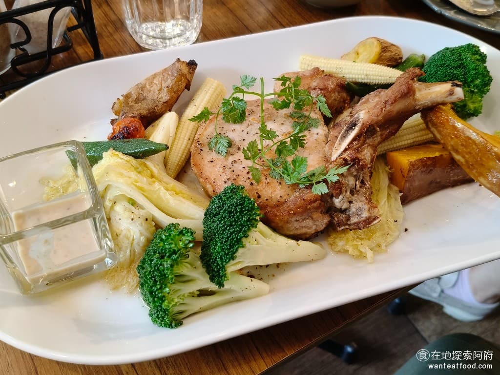 TiMAMA Deli Cafe Cafe菜單 Cafe價格 內湖區美食 內湖美食 內科美食 義式料理 香煎 12OZ 戰斧豬排搭配季節時蔬 這是店裡最霸氣的餐點，戰斧豬排的份量十足，旁邊還有搭配滿滿的季節時蔬，以及一碗糙米飯，還有胡麻醬料。 @在地老饕阿府