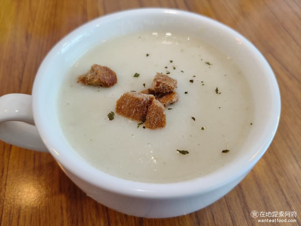 TiMAMA Deli Cafe Cafe菜單 Cafe價格 內湖區美食 內湖美食 內科美食 義式料理 濃湯 濃湯是奶油口味的，裡面還有完全打碎的馬鈴薯，喝起來馬鈴薯香味十足，本身也沒有過多的調味，鹽巴加的比較少，所以湯的味道比較偏淡。 @在地老饕阿府