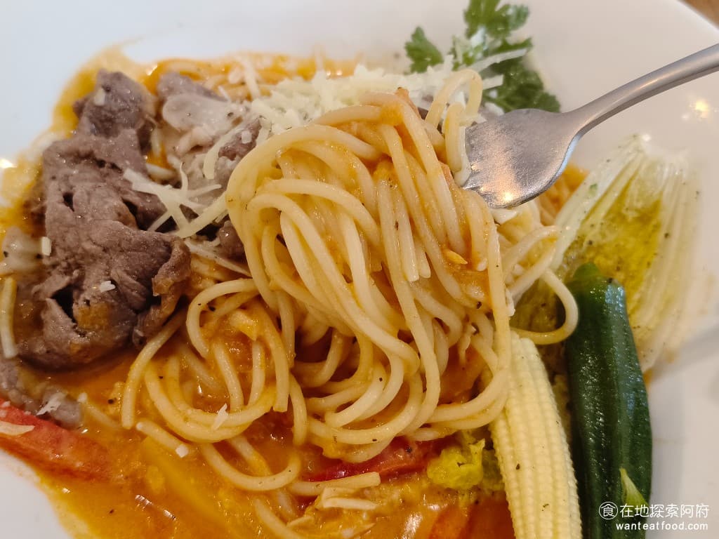 TiMAMA Deli Cafe Cafe菜單 Cafe價格 內湖區美食 內湖美食 內科美食 義式料理 麵的調味不是單純的番茄醬料，還搭配了奶油，所以吃起來是「番茄奶油」的綜合版，口味非常豐富。 @在地老饕阿府