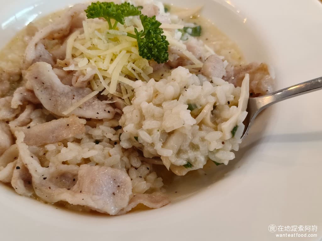 TiMAMA Deli Cafe Cafe菜單 Cafe價格 內湖區美食 內湖美食 內科美食 義式料理 燉飯我們有特別和服務生說要煮軟一點，米飯都粒粒分明，吃起來奶油的香味十足，米心燉的很熟，吃起來的口感還不錯。 @在地老饕阿府
