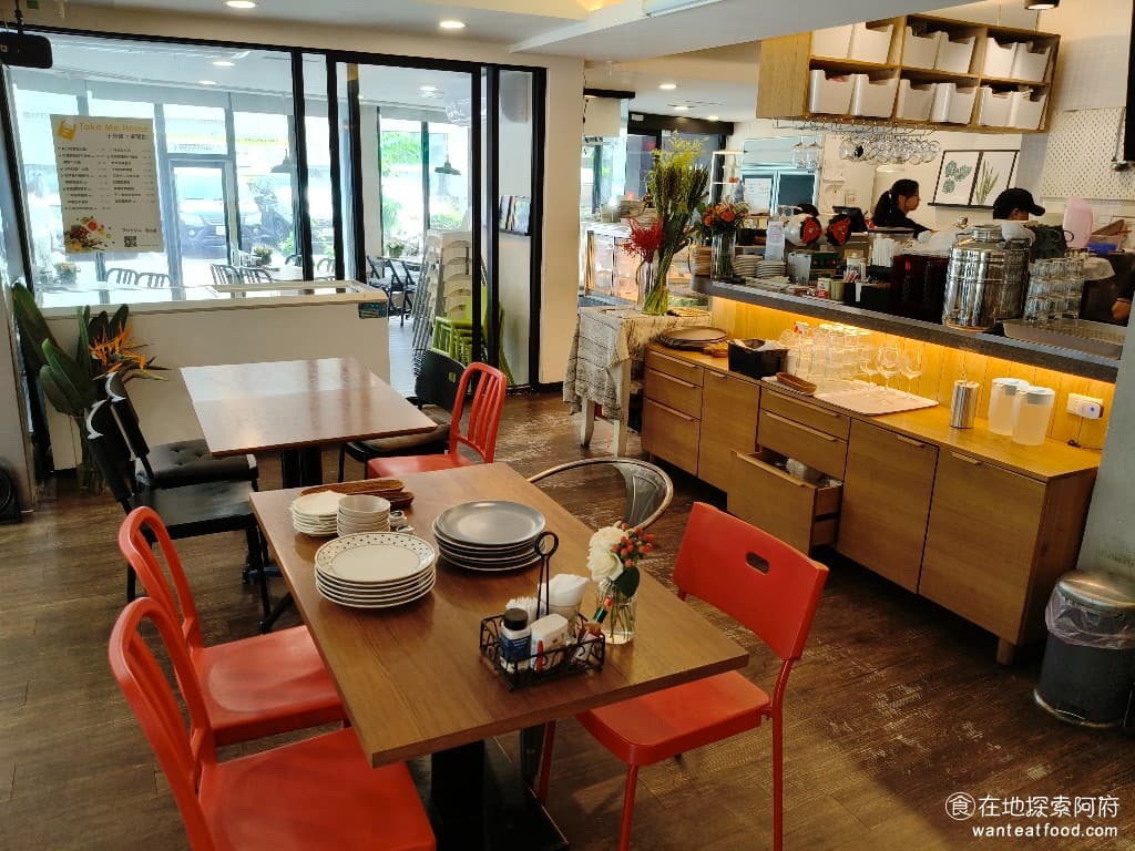 TiMAMA Deli Cafe Cafe菜單 Cafe價格 內湖區美食 內湖美食 內科美食 義式料理 店內走的是歐風木質裝潢，簡單、簡約，環境非常乾淨，冷氣也非常舒適。 @在地老饕阿府