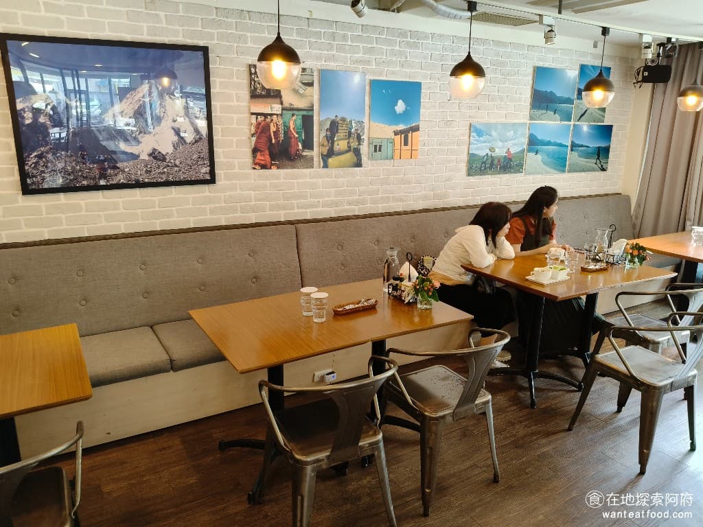 TiMAMA Deli Cafe Cafe菜單 Cafe價格 內湖區美食 內湖美食 內科美食 義式料理 牆上掛著店主這些年在藏區旅行的照片，店內的座位有沙發區和多人座位，店內的空間非常大，非常適合內科上班族，下班後的聚餐。 @在地老饕阿府
