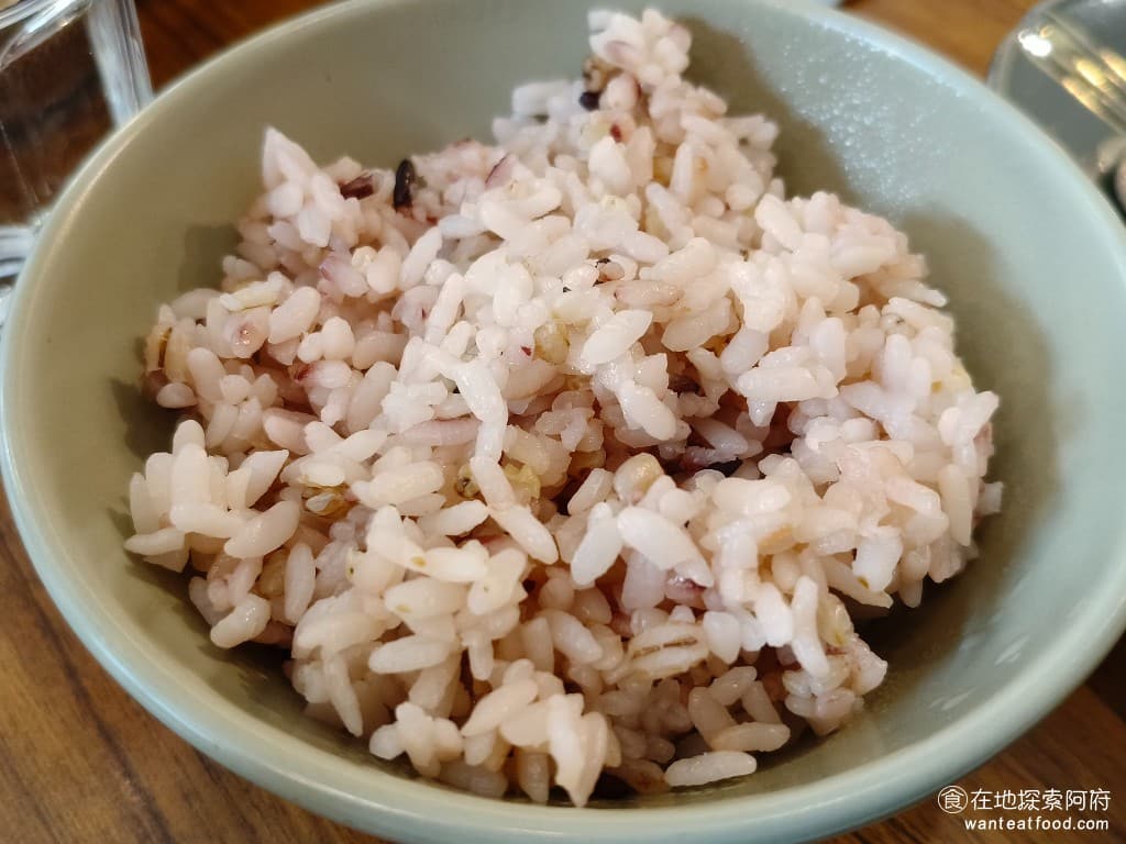 TiMAMA Deli Cafe Cafe菜單 Cafe價格 內湖區美食 內湖美食 內科美食 義式料理 糙米飯 用來搭配戰斧豬排，可以避免全部都吃肉而感到單調，能增加口感的多樣性。 @在地老饕阿府