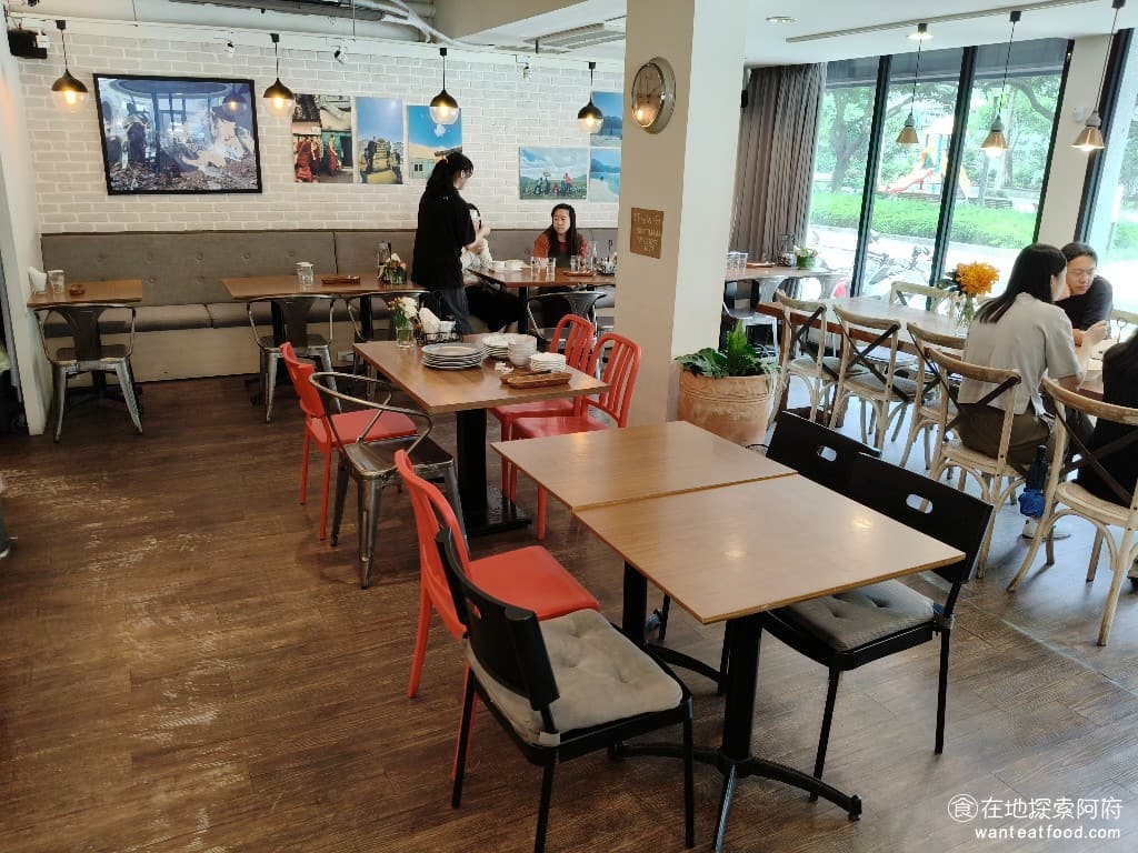TiMAMA Deli Cafe Cafe菜單 Cafe價格 內湖區美食 內湖美食 內科美食 義式料理 店內的座位非常多，所以用餐的時候完全沒有時間壓力，也不用擔心店外有客人在等候位子。中午用餐，可以直接坐到下午 3 點，常看到很多人就一直聊天到休店時間。 @在地老饕阿府