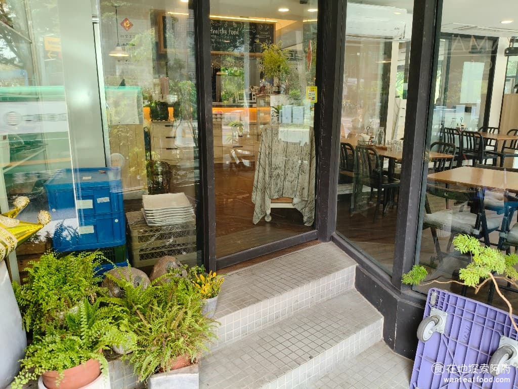 TiMAMA Deli Cafe Cafe菜單 Cafe價格 內湖區美食 內湖美食 內科美食 義式料理 TiMAMA 的故事要從 2008 年說起，那時候店主林慧婷（大家都叫她小提媽媽），因為懷孕，擔心無法照顧孩子，而決定創業。開店的初衷很單純，就是希望透過料理，分享生活的熱情，小提媽媽把 TiMAMA 設定為「社區餐廳」，最大宗旨就是讓鄰居們「安心、滿意」。 @在地老饕阿府