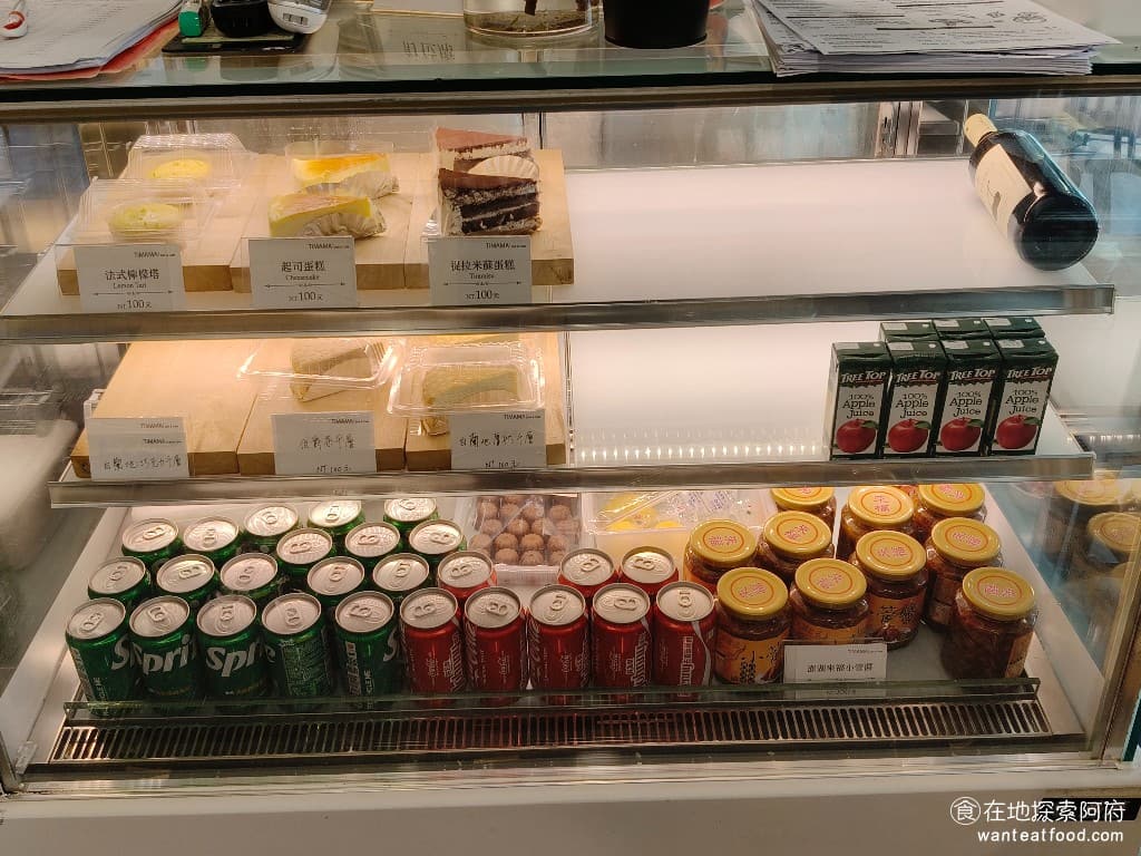 TiMAMA Deli Cafe Cafe菜單 Cafe價格 內湖區美食 內湖美食 內科美食 義式料理 《TiMAMA Deli & Cafe》不只是一家餐廳，店內還販售現成的蛋糕，有提拉米蘇口味、起司蛋糕、法式檸檬塔、白蘭地厚奶千層、法式伯爵千層等。 @在地老饕阿府