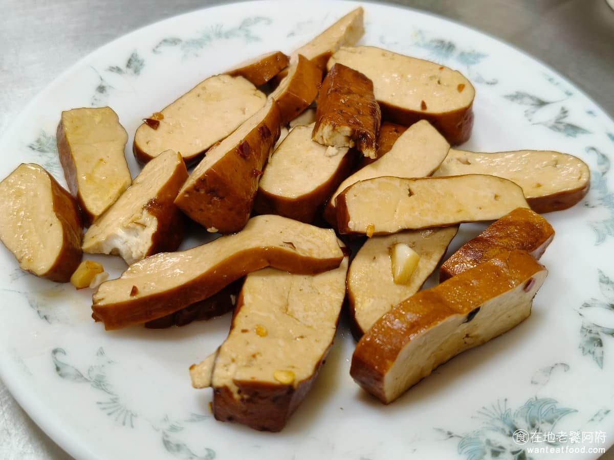 小文肉羹魯肉飯 小文肉羹魯肉飯菜單 小文肉羹魯肉飯推薦 中山區美食 中山美食 豆干 豆干中規中矩，就是一般便當裡的配菜的豆干。 @在地老饕阿府