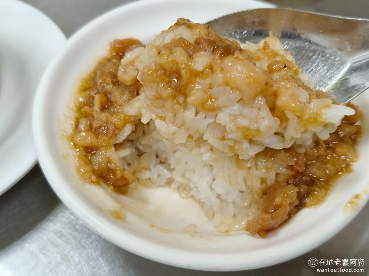 小文肉羹魯肉飯 小文肉羹魯肉飯菜單 小文肉羹魯肉飯推薦 中山區美食 中山美食 在地人推薦，可以加一點烏醋或胡椒，酸度能平衡油脂，味道層次更明顯。風格有點像基隆廟口的天一香滷肉飯，但天一香的味道會更重、油蔥香氣更突出，個人覺得味道上還是天一香好吃一些，不過這碗25 元，CP值高。吃了順口，也算表現不錯。 @在地老饕阿府