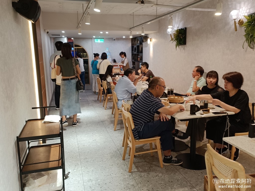 小籠包 小籠湯包 濟南鮮湯包 帝寶 藝人 小S 一進店就滿滿的人,生意真的很好 @在地老饕阿府