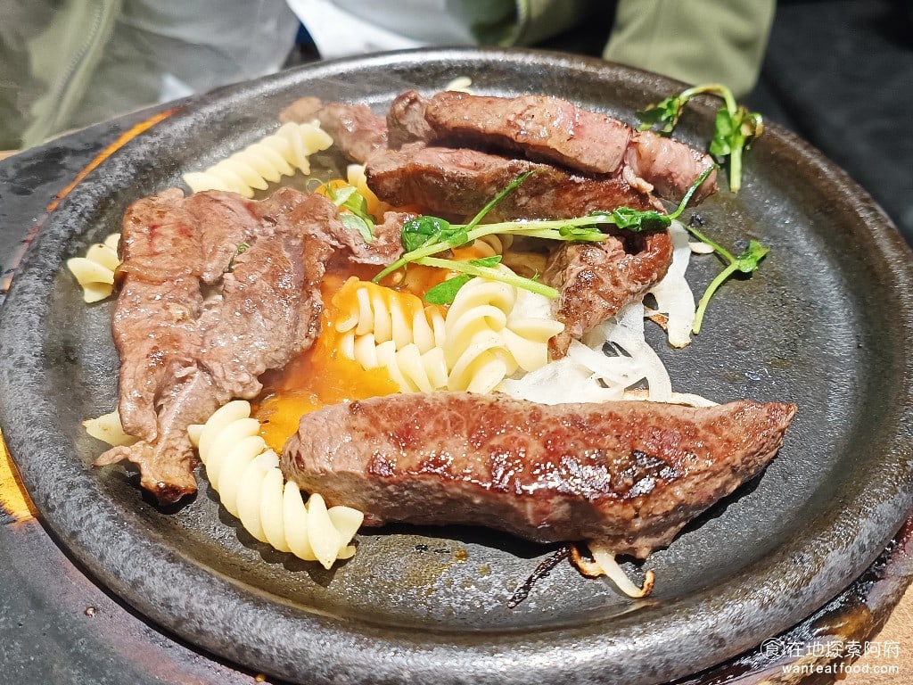 我家牛排中和店 中和美食 橋和美食 美式料理 台式料理 美國CAB嫩肩牛小排 如果你不想吃太硬的肉,可以點這款嫩肩牛小排,吃起來非常軟嫩,肉質非常好。肉中還帶有一些牛筋,筋也非常軟嫩,嚼起來容易。 @在地老饕阿府