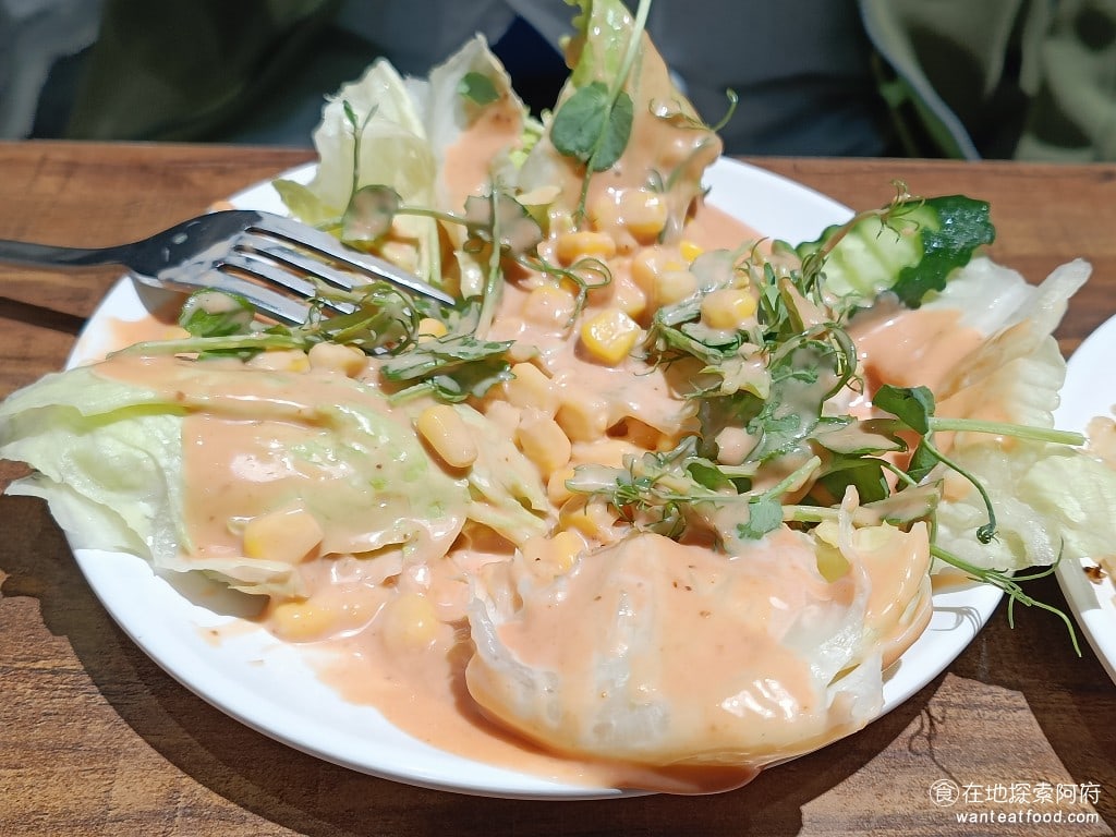 我家牛排中和店 中和美食 橋和美食 美式料理 台式料理 沙拉加千島醬 沙拉也有,真的超級豐盛,沙拉吃起來很不錯,千島醬味道很棒 @在地老饕阿府