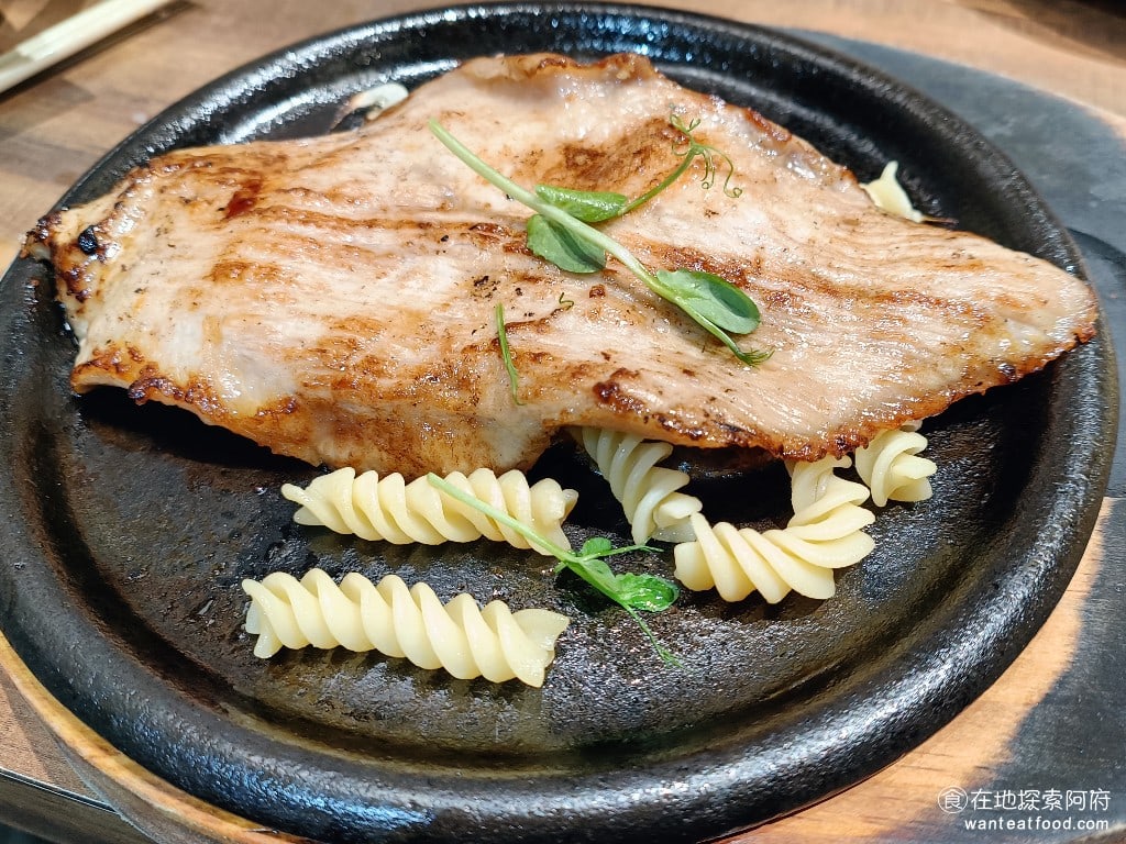 我家牛排中和店 中和美食 橋和美食 美式料理 台式料理 松阪豬 松阪豬的份量超級大,照片可能看起來很小,但其實吃的時候個人覺得這相當於兩人份的肉量。松阪豬的肉質非常軟嫩,非常好咬,十分推薦點這一道。 @在地老饕阿府