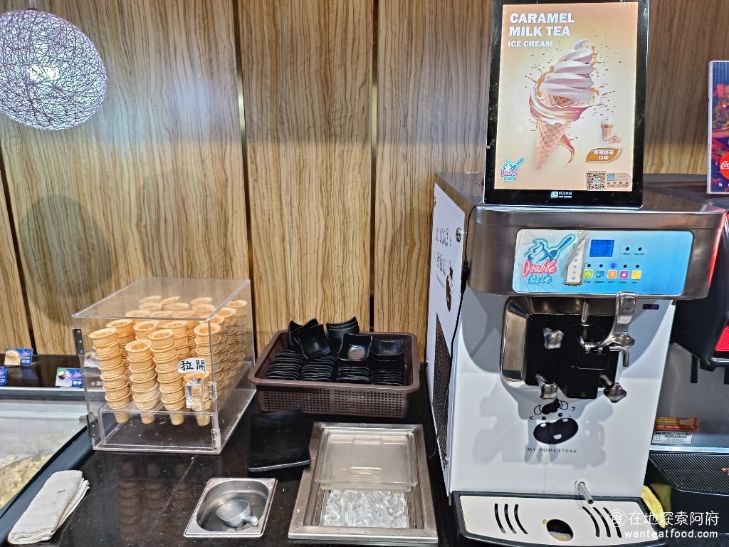我家牛排中和店 中和美食 橋和美食 美式料理 台式料理 還有焦糖奶茶口味的霜淇淋甜筒。 @在地老饕阿府