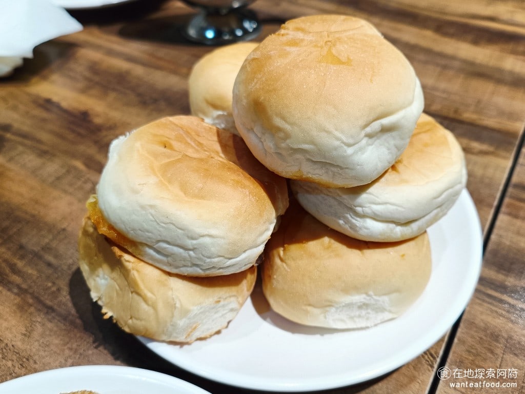 我家牛排中和店 中和美食 橋和美食 美式料理 台式料理 餐包是我吃牛排最愛吃的,所以來的時候我就拿了好幾顆餐包,一下子就吃了三顆,但後來非常後悔,因為中計了。我後來才知道餐包是最容易讓人吃飽的。所以第一次來的人,別像我一樣,一開始就吃了 3 個餐包 @在地老饕阿府