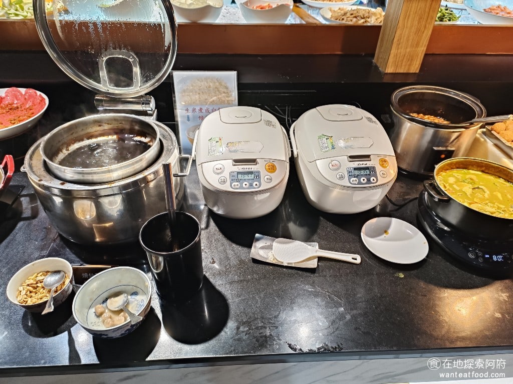 我家牛排中和店 中和美食 橋和美食 美式料理 台式料理 滷肉飯、咖哩飯,旁邊還有熱的燒仙草。 @在地老饕阿府