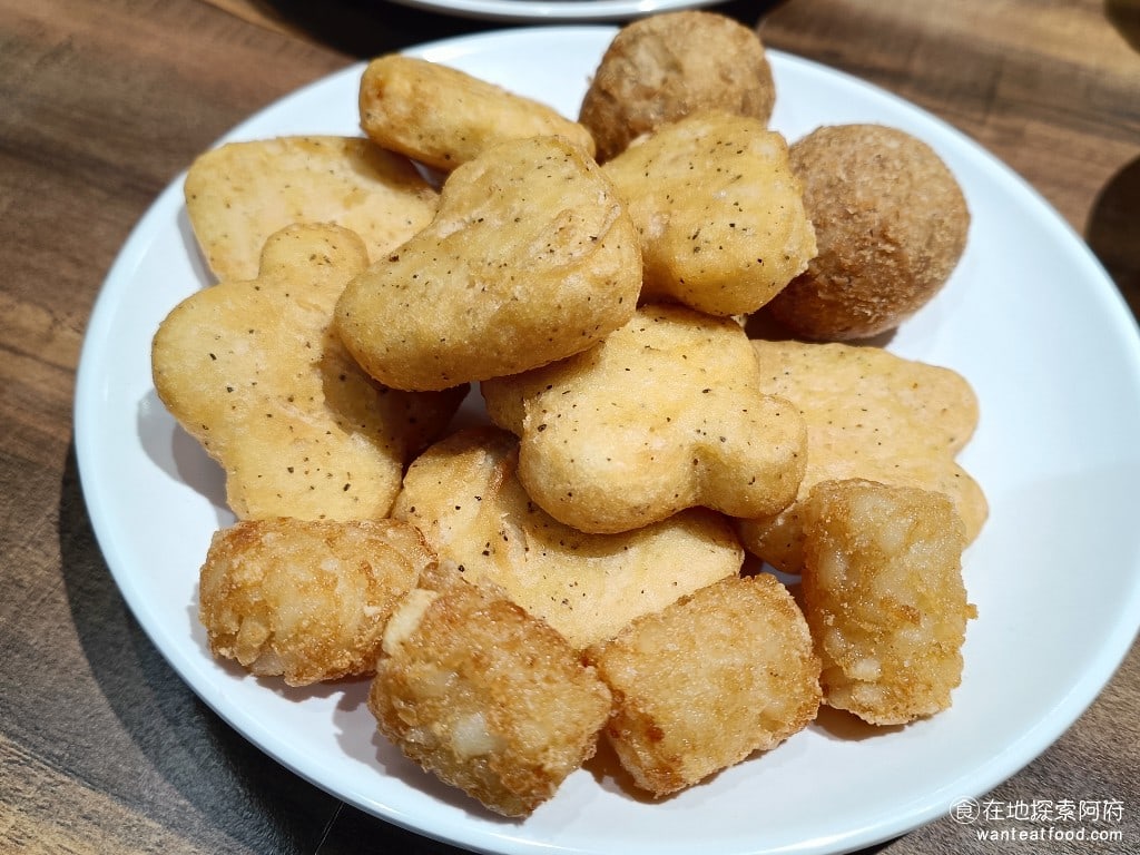 我家牛排中和店 中和美食 橋和美食 美式料理 台式料理 炸雞塊和炸薯球吃起來都不錯,旁邊還提供番茄醬可以自己拿。 @在地老饕阿府