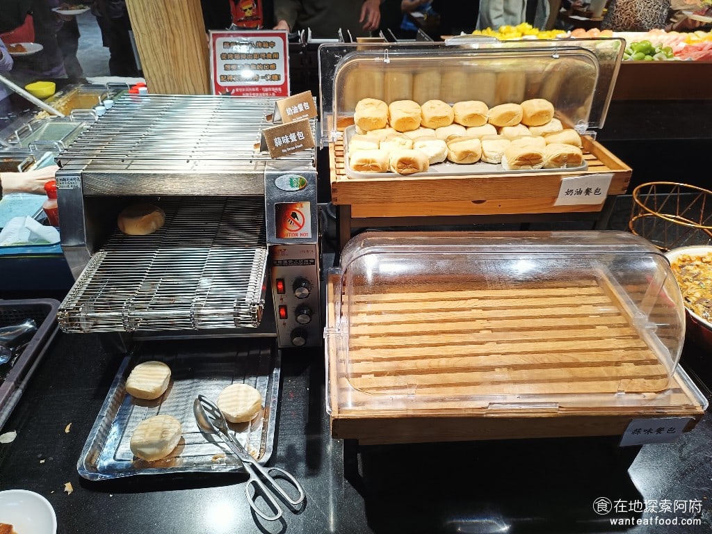 我家牛排中和店 中和美食 橋和美食 美式料理 台式料理 餐包有提供兩種口味,一個是奶油餐包,另一個是大蒜餐包。旁邊還有一個烤麵包機,你可以自己烤。如果想要烤得更香,那要連續正面烤一次,反面也烤一次。 @在地老饕阿府