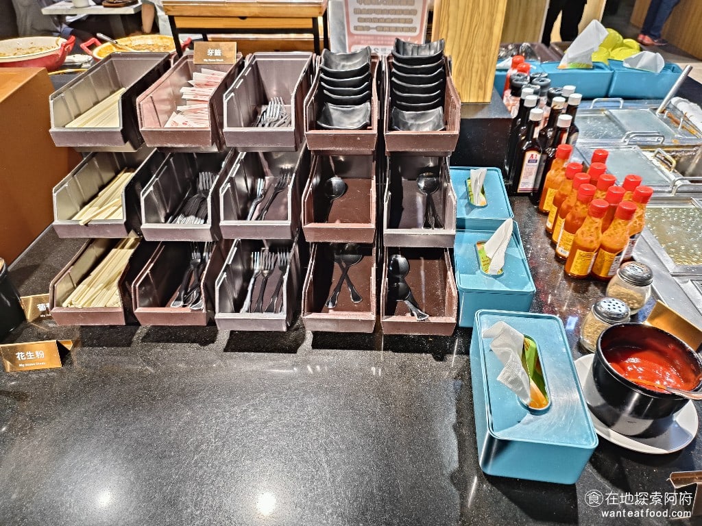 我家牛排中和店 中和美食 橋和美食 美式料理 台式料理 餐具和醬料區,在《我家牛排中和店》餐具和醬料都是自取的。 @在地老饕阿府