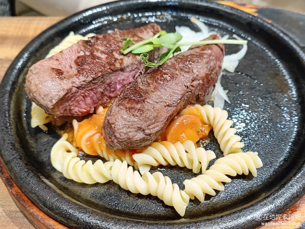 我家牛排中和店 中和美食 橋和美食 美式料理 台式料理 板腱菲力五分熟 板腱菲力的價格比較高,但算是我家牛排中所有牛肉裡面最好吃的。它的肉質是最軟的,算是我家牛排的招牌。 @在地老饕阿府