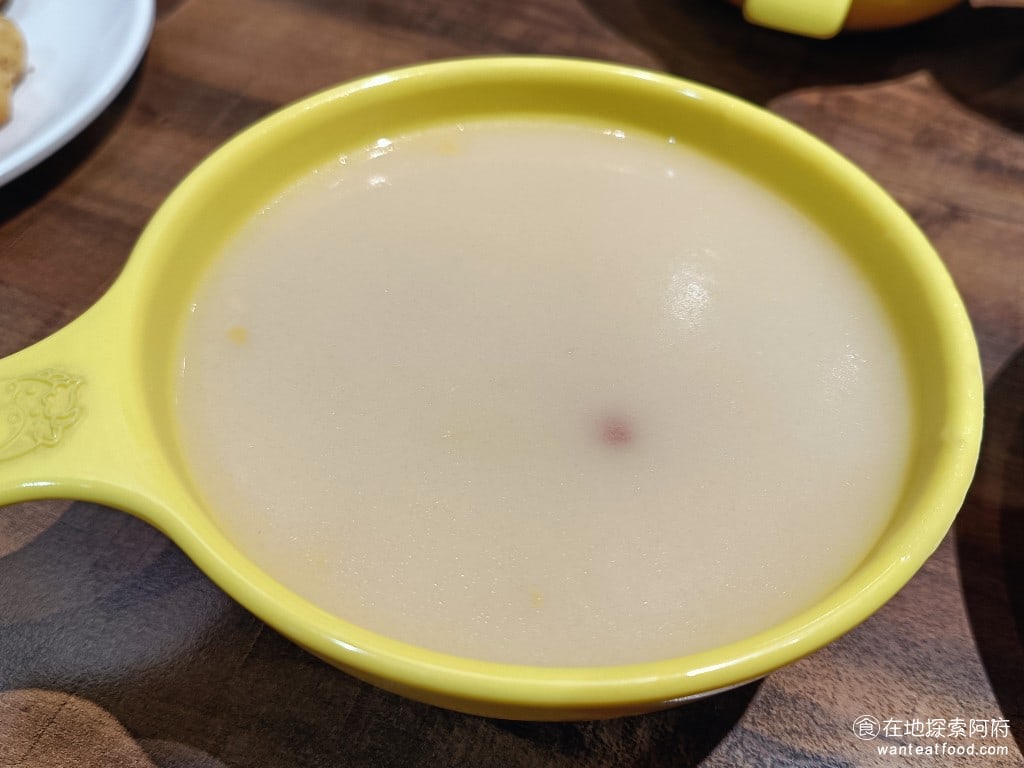 我家牛排中和店 中和美食 橋和美食 美式料理 台式料理 玉米濃湯 《我家牛排中和店》的玉米濃湯味道還不錯,味道很濃,喝得到奶油的香味。原本還以為會是很廉價的玉米濃湯,但喝起來還行。 @在地老饕阿府