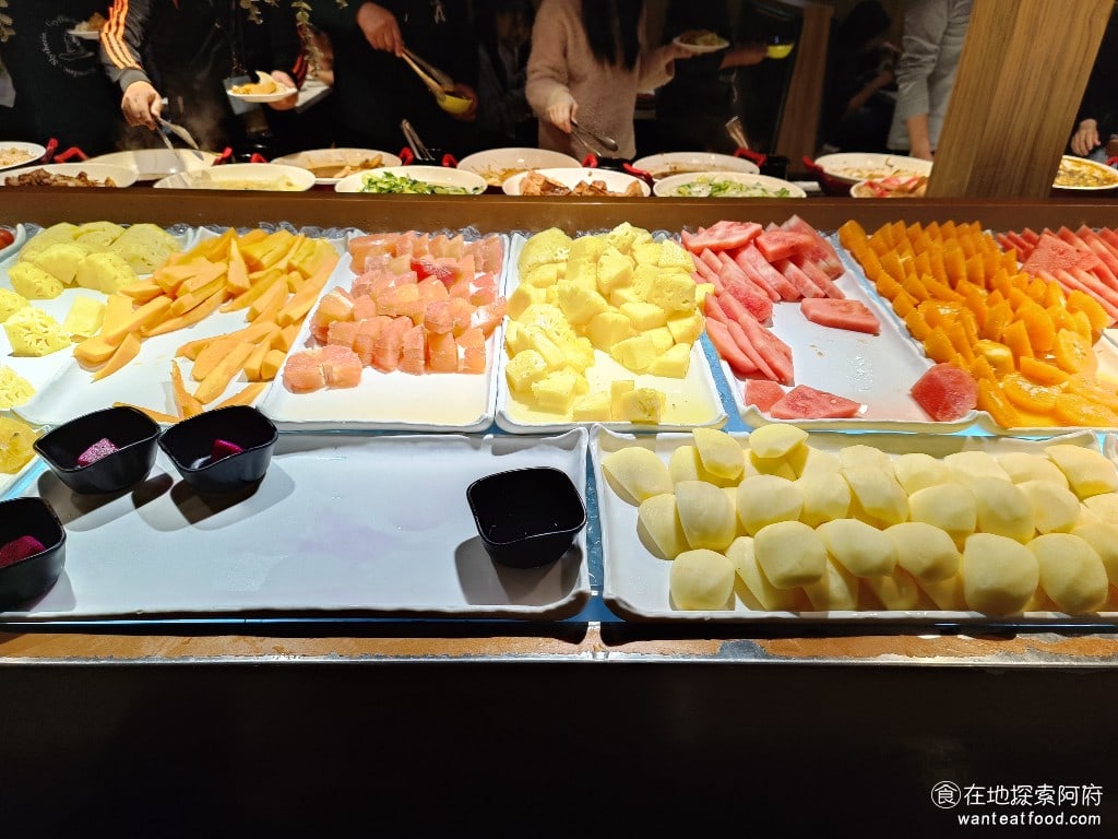 我家牛排中和店 中和美食 橋和美食 美式料理 台式料理 水果區 水果區的水果真的超級豐盛!現在水果其實很貴,但沒想到這裡提供的水果一樣是這麼多,有蘋果、芭樂、鳳梨、西瓜、木瓜、楊桃,應有盡有。 @在地老饕阿府
