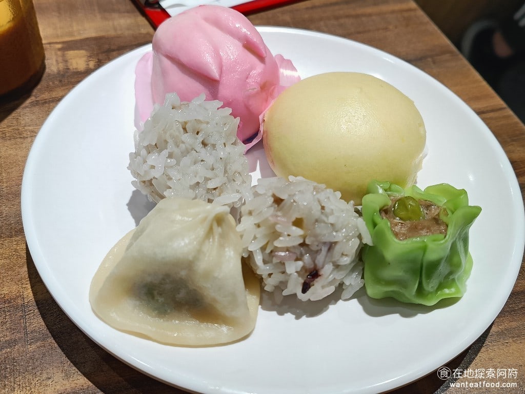 我家牛排中和店 中和美食 橋和美食 美式料理 台式料理 港式點心區的餐點個人建議不要拿,因為吃起來非常普通,就是一般的冷凍食品。 @在地老饕阿府