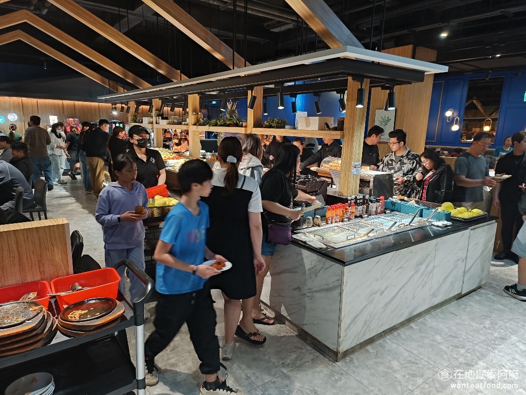 我家牛排中和店 中和美食 橋和美食 美式料理 台式料理 假日來的時候,店裡的人都超級多,所以拿餐的時候都要排隊,超擠的。如果你不想遇到這麼多人,那建議可以平日來。 @在地老饕阿府
