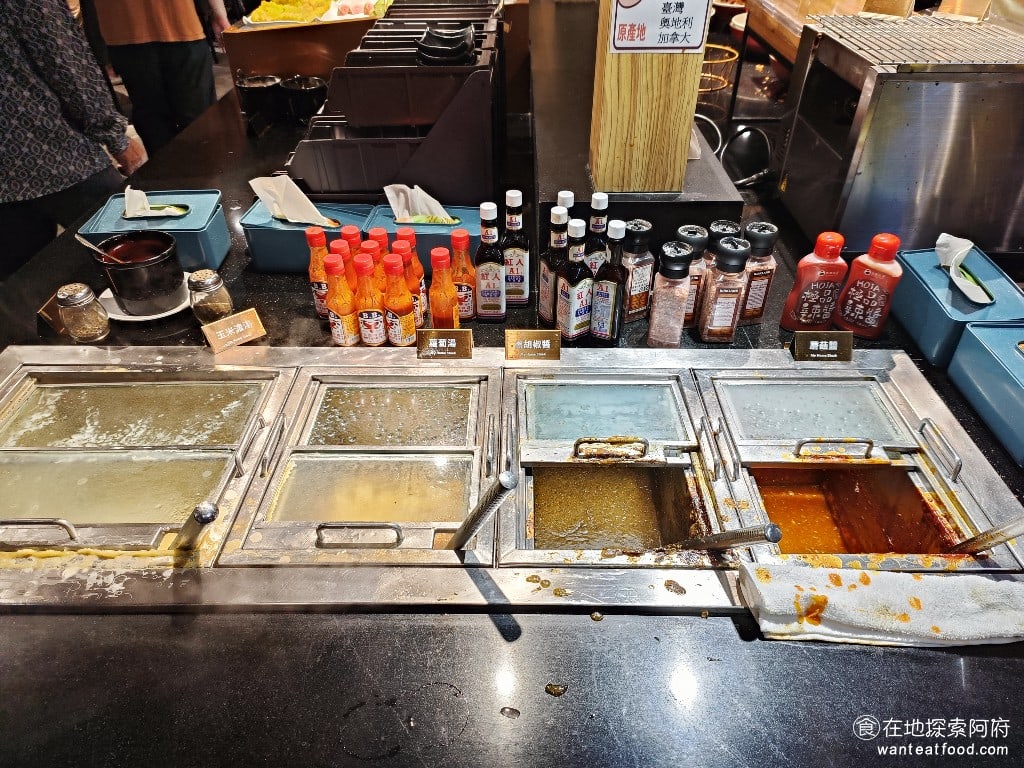 我家牛排中和店 中和美食 橋和美食 美式料理 台式料理 醬料區提供的醬料非常多,有黑胡椒醬、蘑菇醬和辣椒醬。 @在地老饕阿府