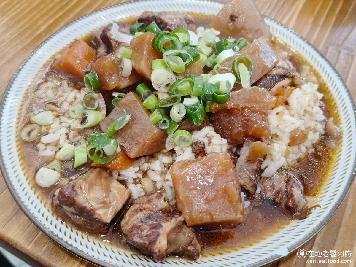 東館牛麵食館 東館牛肉麵 古法天然中藥 南京復興 酸菜 茶碗蒸 半筋半肉牛肉麵 牛腩飯 很多老客人來這裡不只吃牛肉麵,更會常常點這一盤牛腩飯,吃了一口發現真的不錯吃,醬汁也帶有中藥味,吃起來甘甜不膩口,還吃的到淡淡的蔬果香氣,旁邊再搭配蘿蔔和紅蘿蔔,吃起來濕潤好入口,所以大口吃得很舒服,算是推薦點的餐點之一。 @在地老饕阿府