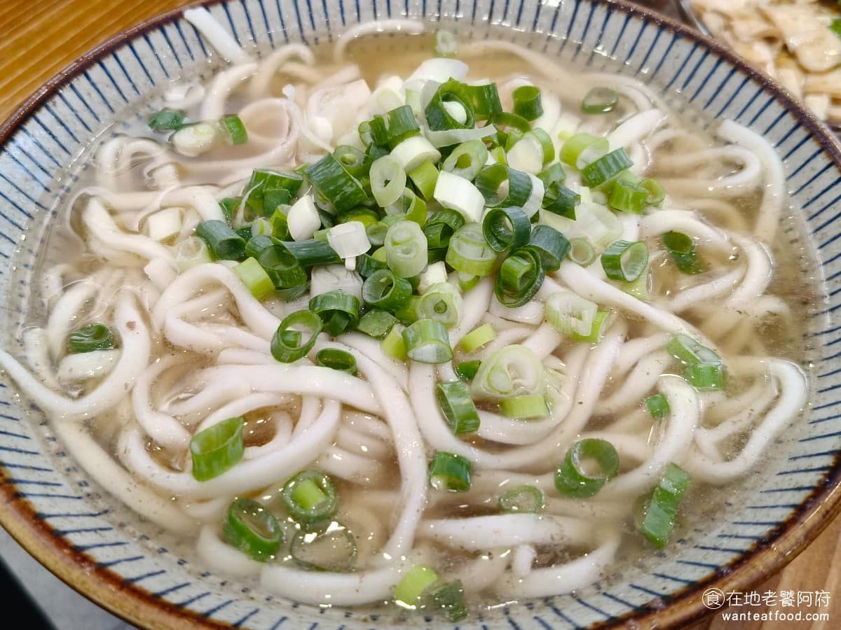東館牛麵食館 東館牛肉麵 古法天然中藥 南京復興 酸菜 茶碗蒸 半筋半肉牛肉麵 清燉湯麵 點了一碗清燉的來嚐嚐味道,喝了一口湯頭,發現意外的驚喜,個人覺得味道比紅燒更好喝!湯頭濃郁,非常有味道,但也不會過重,喝的到淡淡的蔬果香氣,少了厚重的中藥八角味,適合不喜歡中藥味的人點。 @在地老饕阿府