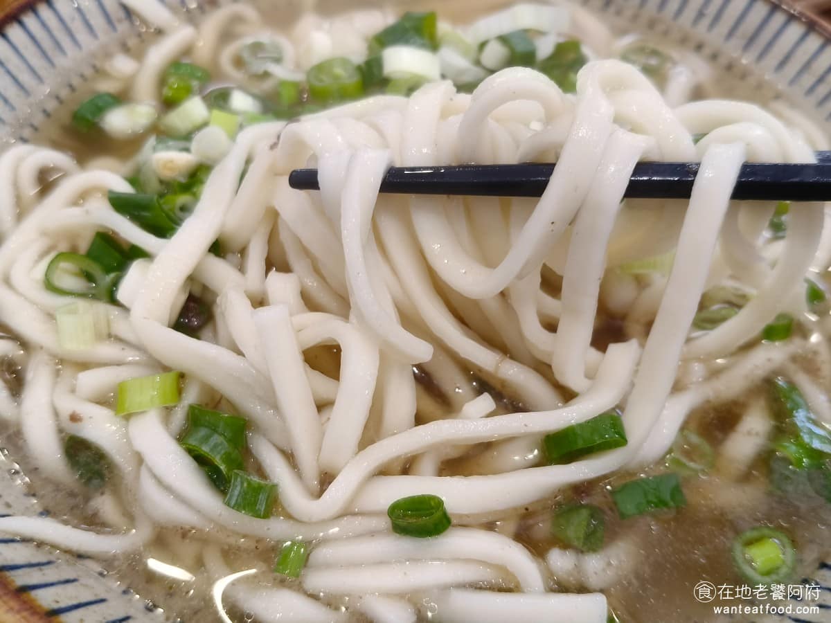 東館牛麵食館 東館牛肉麵 古法天然中藥 南京復興 酸菜 茶碗蒸 半筋半肉牛肉麵 麵條的份量也給的很多,吃得非常飽足,但個人還是覺得太寬了,吸附湯汁的程度還不夠,如果寬麵能再細一點會更好。 @在地老饕阿府