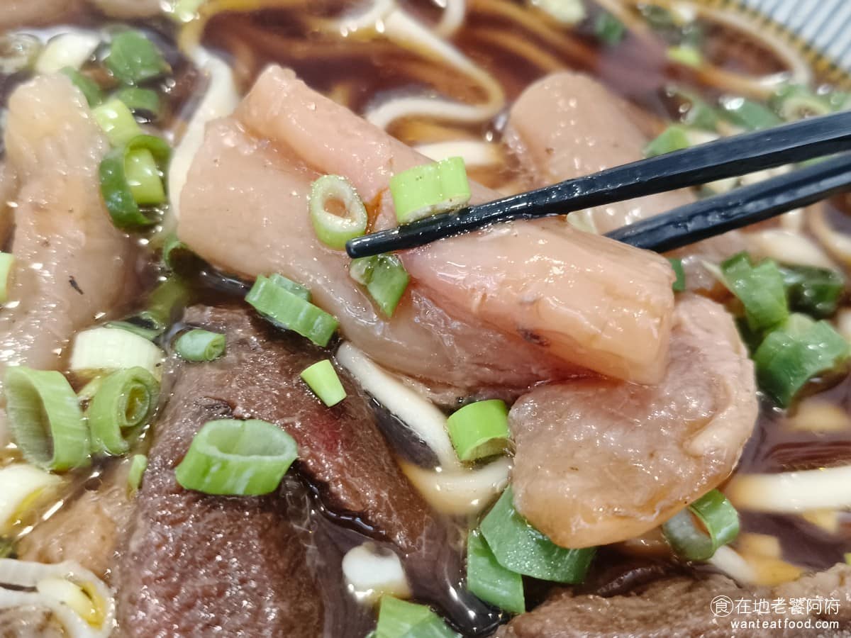 東館牛麵食館 東館牛肉麵 古法天然中藥 南京復興 酸菜 茶碗蒸 半筋半肉牛肉麵 牛筋燉煮的軟嫩Q彈,不管是肉還是筋,兩種都表現得很有水準。 @在地老饕阿府