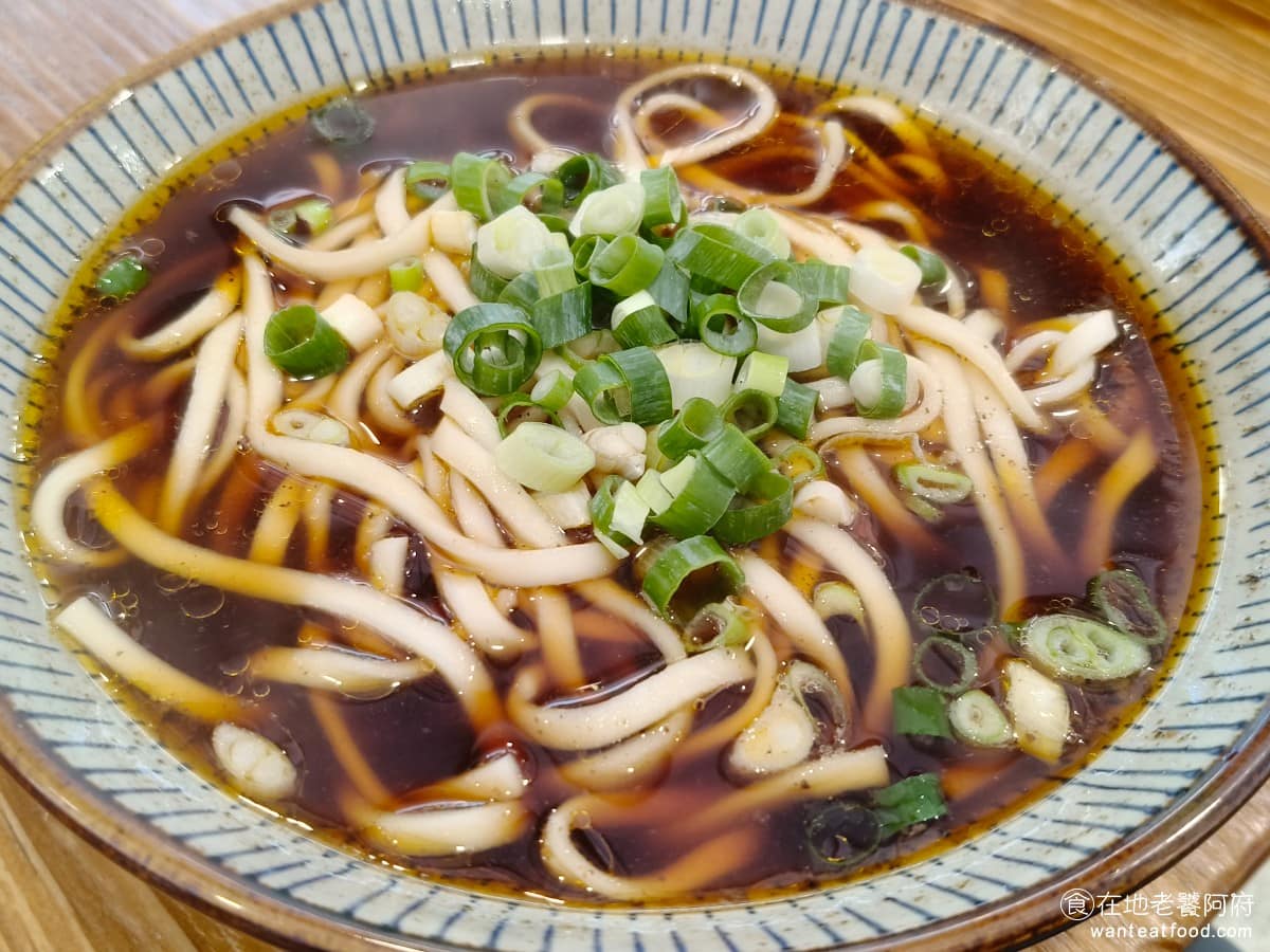 東館牛麵食館 東館牛肉麵 古法天然中藥 南京復興 酸菜 茶碗蒸 半筋半肉牛肉麵 紅燒湯麵 沒有肉的版本,更能直接品嚐湯頭,適合不想肉的人點,麵條份量也給的充足,一人吃這一碗,吃完也是能達7分飽。 @在地老饕阿府
