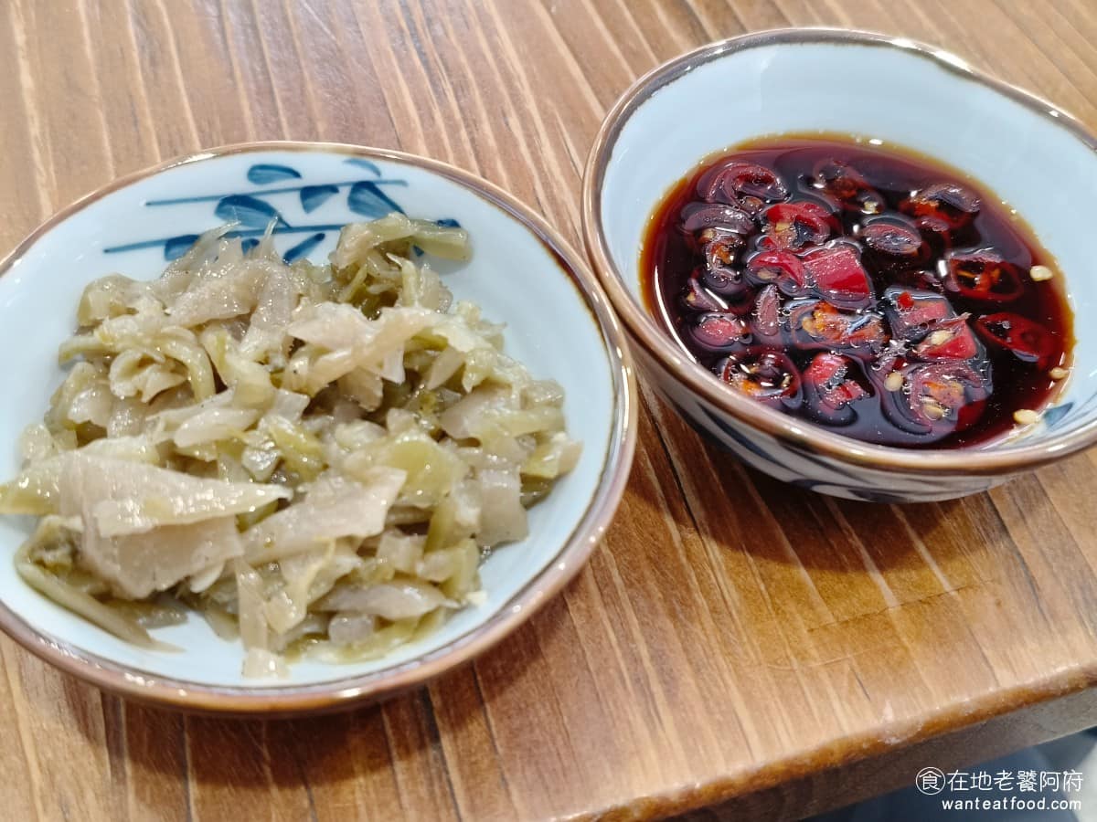 東館牛麵食館 東館牛肉麵 古法天然中藥 南京復興 酸菜 茶碗蒸 半筋半肉牛肉麵 如果覺得味道不夠,可以搭配店家提供的酸菜和辣醬油,味道會更棒。 @在地老饕阿府