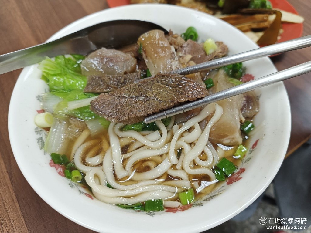 林家牛肉麵 林家藥燉原汁 中藥 牛雜湯 藥膳 牛油 林東方 台北牛肉麵 我是屬於吃軟不吃硬的那種人，而這個肉滷的其實還蠻軟的，一點都不硬，所以我覺得牛肉的部分很好吃。 @在地老饕阿府