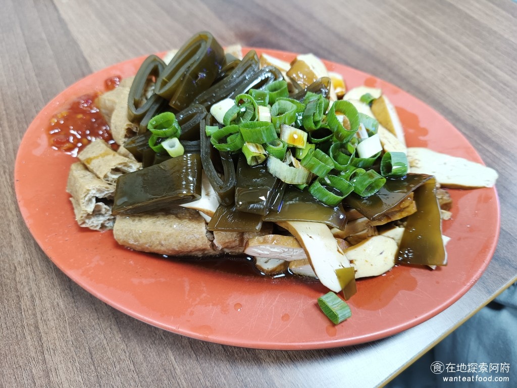 林家牛肉麵 林家藥燉原汁 中藥 牛雜湯 藥膳 牛油 林東方 台北牛肉麵 點了 花干、豆干、海帶 小菜的味道都很清淡，不難吃，就是一般的水準 @在地老饕阿府