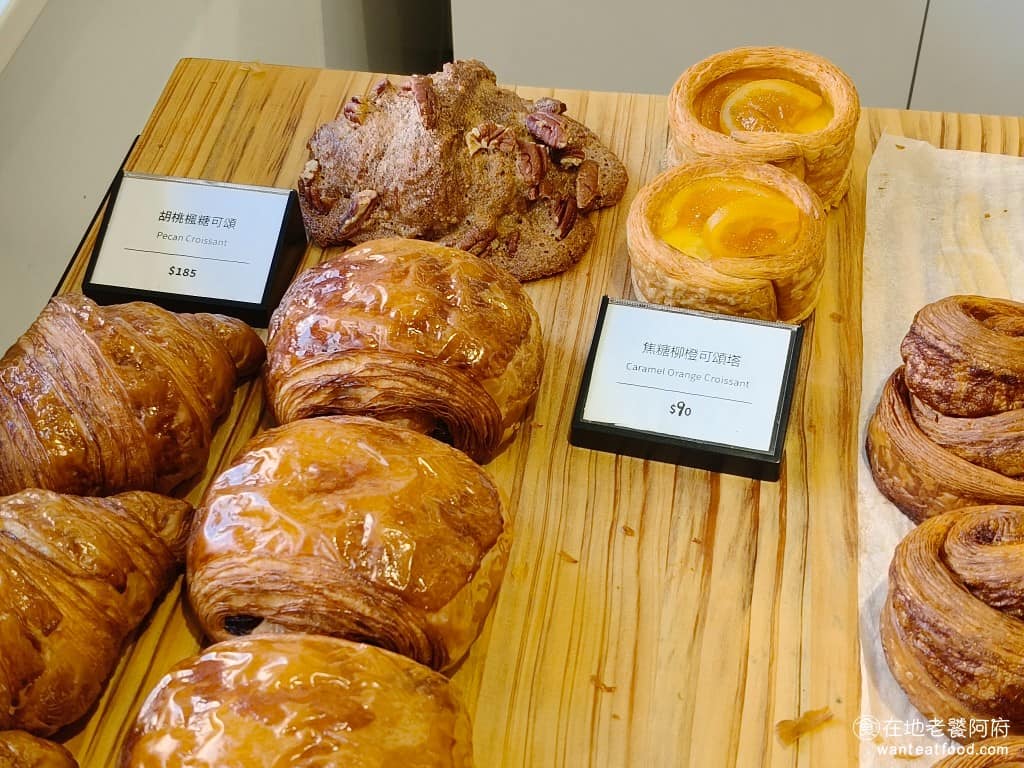Purebread Bakery Bakery菜單 Bakery推薦 大安區美食 大安美食 可頌 使用法國奶油手工折疊，層層酥皮咬下去會發出喀滋聲，外層很酥脆，吃的時候會掉屑，麵包內層保有濕潤的網狀結構，能吃到完美發酵過的柔軟度，口感確實很不錯，只是調味很清淡，吃起來超級健康。 @在地老饕阿府