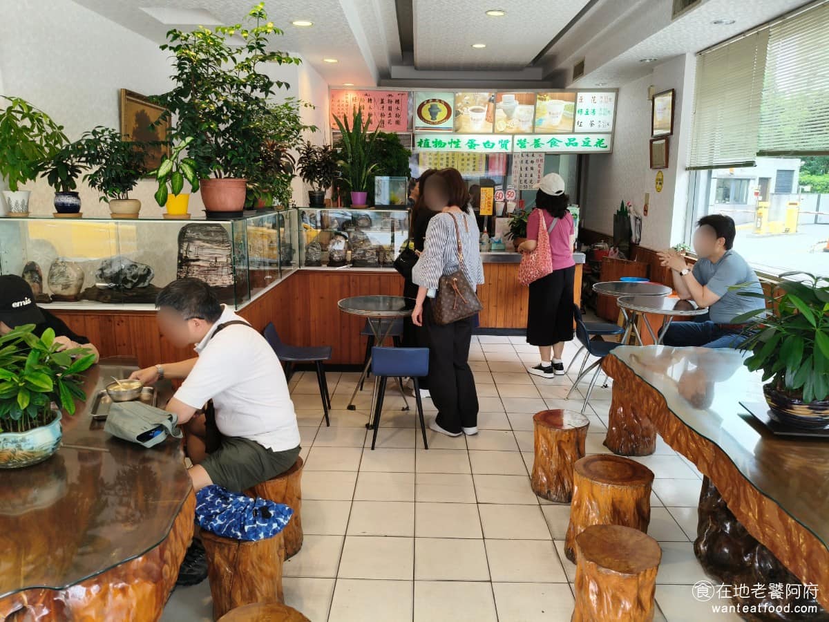 愛弟豆花 愛弟豆花菜單 愛弟豆花推薦 中山區美食 中山美食 大直美食 豆花採傳統古法製作,不添加化學香料,口感屬於偏紮實的那種,有明顯的黃豆香氣。配料選擇雖只有三種,但每種品質都算穩定,沒有湊數的情況。 @在地老饕阿府