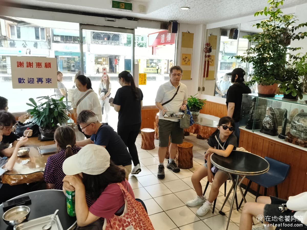愛弟豆花 愛弟豆花菜單 愛弟豆花推薦 中山區美食 中山美食 大直美食 店面不大內用座位有限,格局上有幾張小圓桌,和幾組大茶桌,整體氛圍比較像茶藝館,而不是一般的豆花攤。 @在地老饕阿府