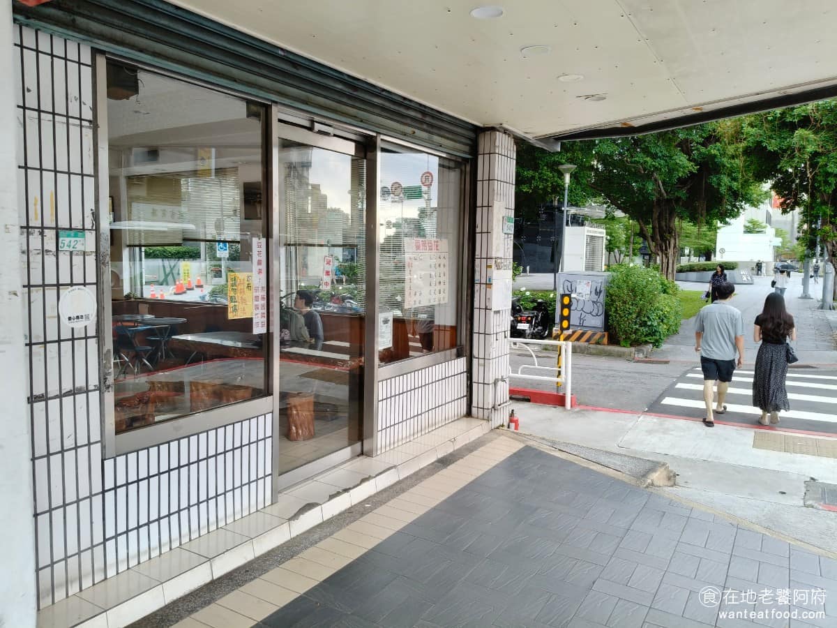 愛弟豆花 愛弟豆花菜單 愛弟豆花推薦 中山區美食 中山美食 大直美食 很多週邊的店,都物換星移了,但《愛弟豆花》四十多年來未動過,在大直這個區域,算是少數撐過幾十年的老字號。 @在地老饕阿府