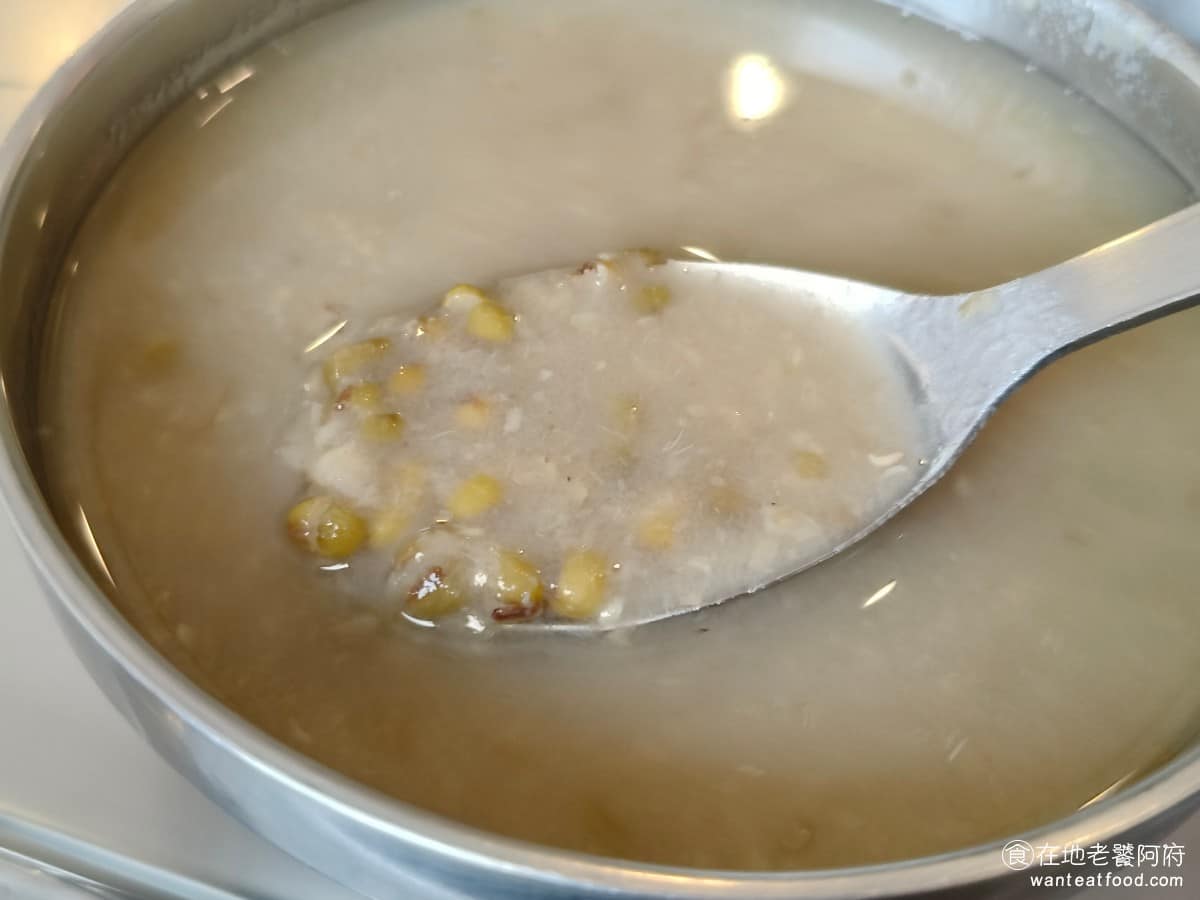 愛弟豆花 愛弟豆花菜單 愛弟豆花推薦 中山區美食 中山美食 大直美食 相較於旁邊的綠豆薏人那間店,這間的綠豆會燙得比較破,湯頭喝得到綠豆的碎塊,本人其實喜歡的是更飽滿的綠豆口感,但因為這間店綠豆煮得比較軟,口感舒服,甜度也夠,完美的比例,讓我喝了非常喜歡,連我家人喝了也說棒,難怪五月天阿信喝過也說好喝。 @在地老饕阿府