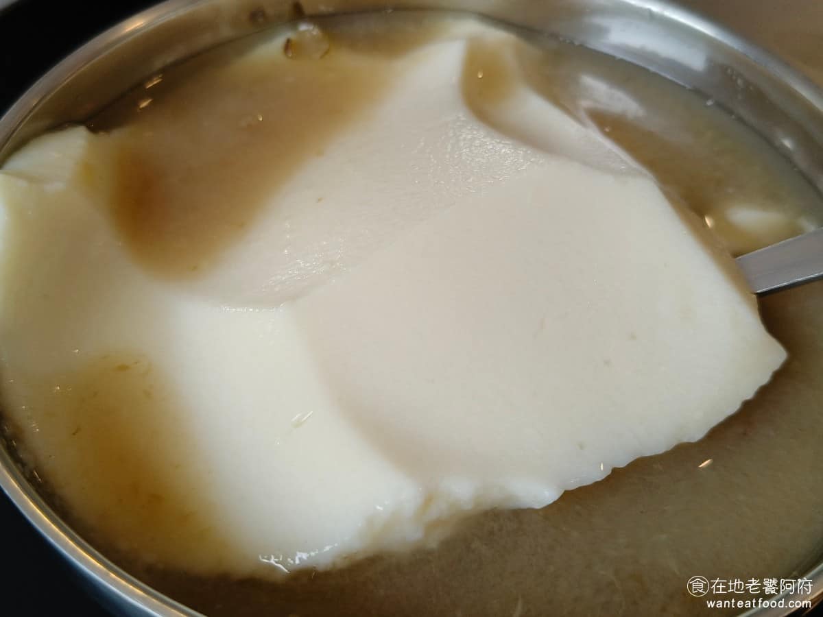 愛弟豆花 愛弟豆花菜單 愛弟豆花推薦 中山區美食 中山美食 大直美食 豆花使用飛機改造的黃豆,吃起來豆味十足,口感扎實,有微微的甜度,吃起來不會水水的,表現得也很好。 @在地老饕阿府