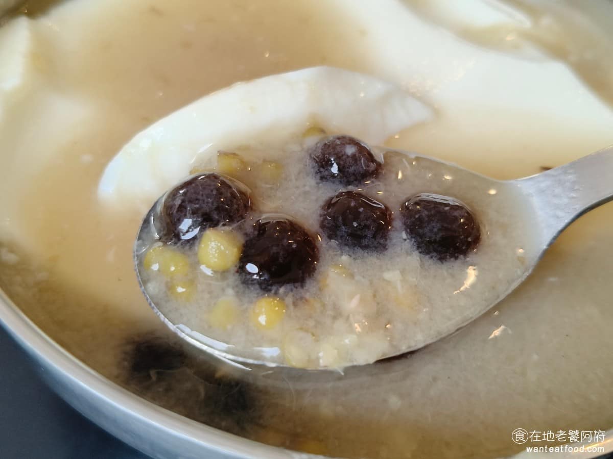 愛弟豆花 愛弟豆花菜單 愛弟豆花推薦 中山區美食 中山美食 大直美食 因為我們豆花點的是大碗,所以可以多加一種料,我們就加了粉圓,吃了一口後發現粉圓的表現,也非常棒,帶有濃濃的黑糖香氣,而且煮得很軟嫩,吃起來完全不會硬,也是推薦的配料。 @在地老饕阿府