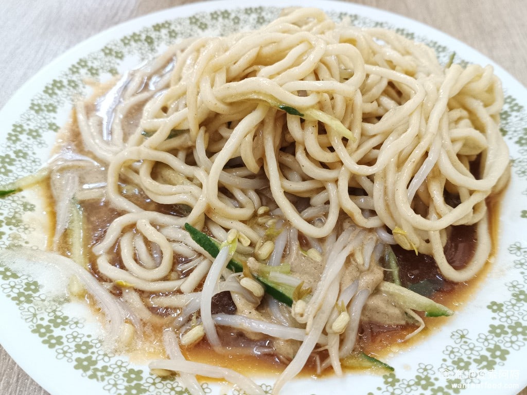 屏東任家涼麵 松山美食 台灣小吃 涼麵 蛋花湯 民生社區美食 他的涼麵一吃就知道完全是自製的,麵條非常粗,咬起來十分有嚼勁。麵的溫度比較低,吃起來帶有一種清涼的感覺。由於醬汁的口味比較重,也比較溼,所以簡單的攪拌,就能拌得很均勻,涼麵就能有足夠的味道。 @在地老饕阿府