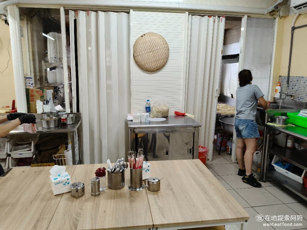 屏東任家涼麵 松山美食 台灣小吃 涼麵 蛋花湯 民生社區美食 店家的生意真的非常好,發現在這裡吃飯的幾乎都是老顧客,吃麵的速度超級快,我們還沒有吃完,旁邊的客人就已經換了三輪了。 @在地老饕阿府