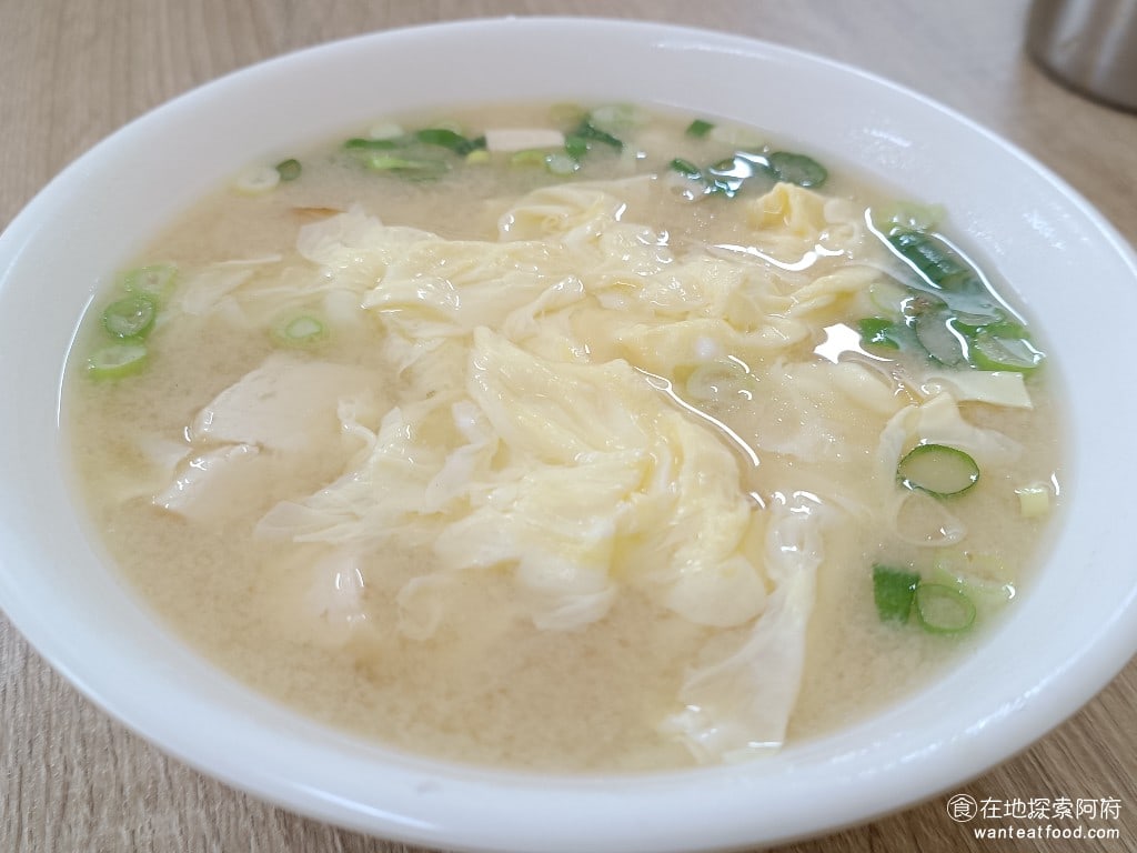 屏東任家涼麵 松山美食 台灣小吃 涼麵 蛋花湯 民生社區美食 味噌蛋花湯 45 元 味噌蛋花湯喝起來帶有微微的甜味,裡面有滿滿的豆腐和蛋花、蔥花。 @在地老饕阿府