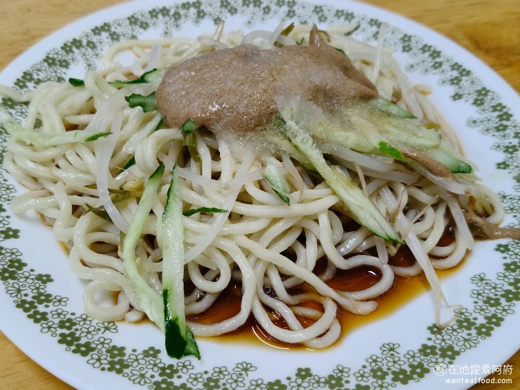 屏東任家涼麵 松山美食 台灣小吃 涼麵 蛋花湯 民生社區美食 二訪這間店,這次帶我爸來吃,他也說味道很不錯,麵吃起來比較粗、比較硬,但這就是它的特色,麵條有嚼勁,醬汁非常夠味,酸味蒜味都很足。 @在地老饕阿府