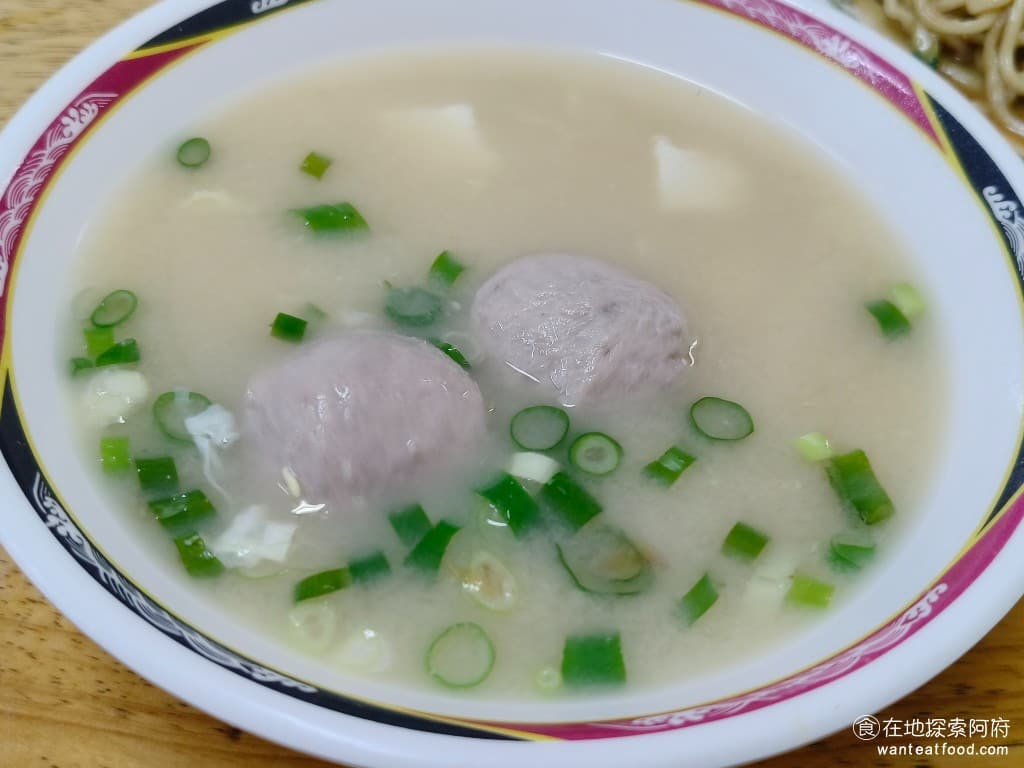屏東任家涼麵 松山美食 台灣小吃 涼麵 蛋花湯 民生社區美食 味噌貢丸湯 除了涼麵,還推薦可以點貢丸湯,這裡的貢丸口感吃起來非常好,裡面的肉餡經過調味,吃起來非常的鮮甜,而且彈牙。 @在地老饕阿府