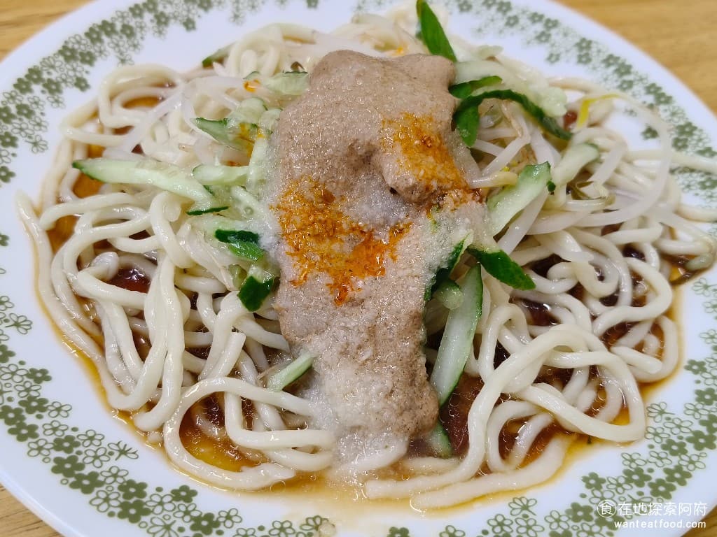 屏東任家涼麵 松山美食 台灣小吃 涼麵 蛋花湯 民生社區美食 如果需要加辣,辣油放在每一桌的桌上,他們的辣油吃起來帶有花椒的香味,完全不會辣,推薦可以加一點點,可以讓味道更有層次感 @在地老饕阿府